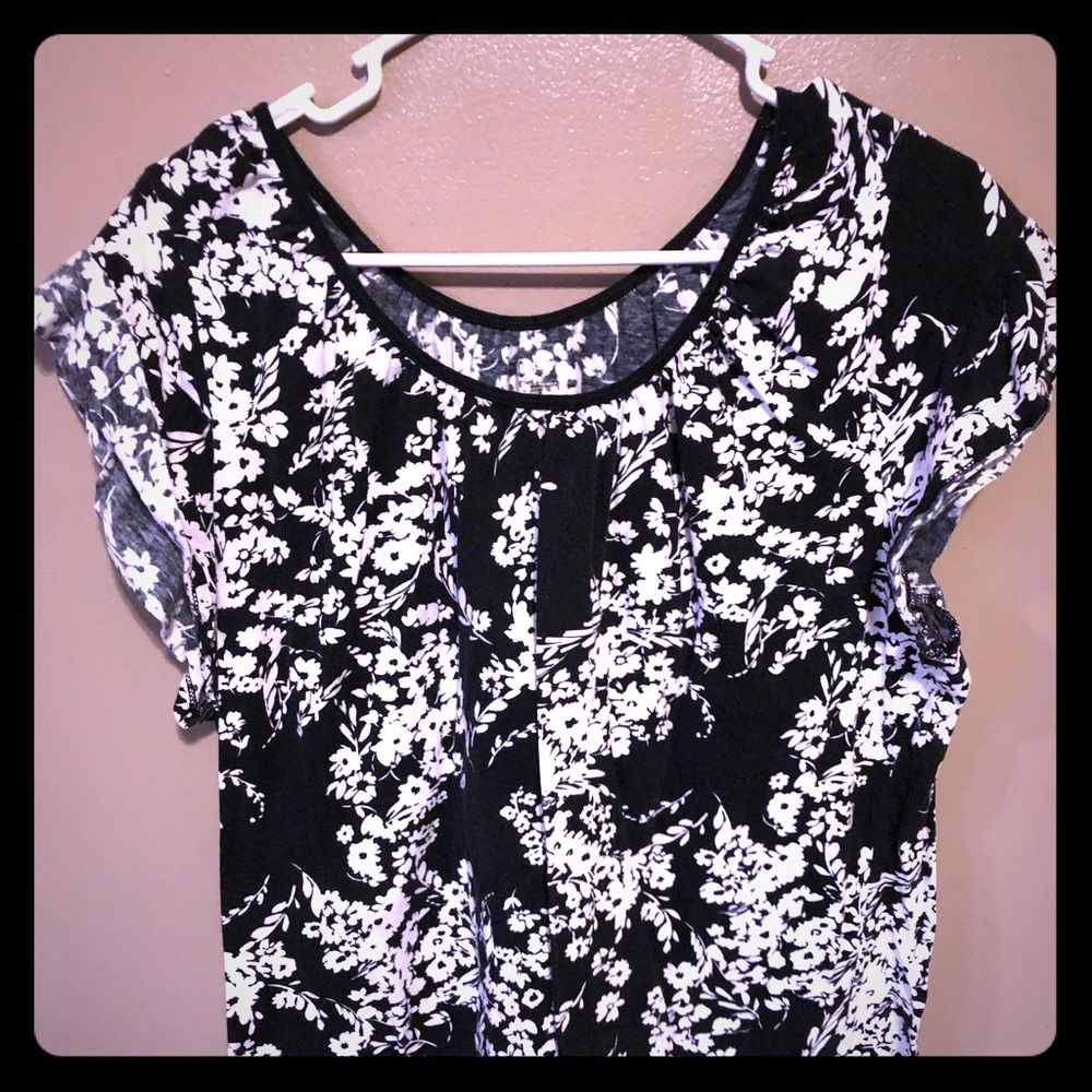 Beautiful black and white top 🌷